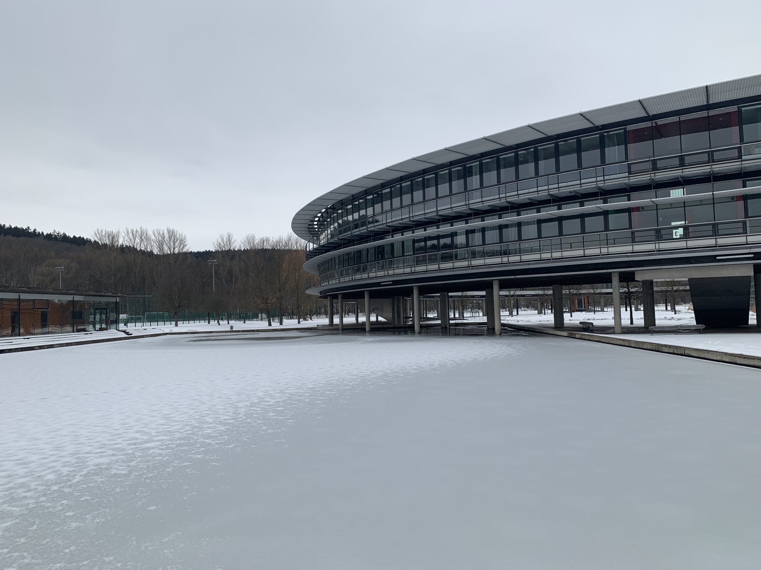 Schule und Teich
